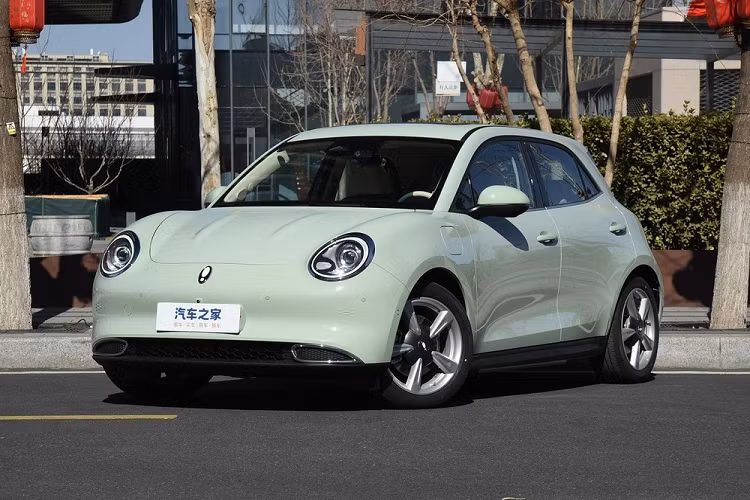 Hôm nay, ngày 28/2/2023, thương hiệu Ora của hãng xe Great Wall Motor đã chính thức giới thiệu mẫu ô tô điện Good Cat phiên bản nâng cấp nhẹ ở thị trường Trung Quốc. Ora Good Cat 2023 mới có 5 bản trang bị và giá bán dao động từ 129.800 - 165.800 Nhân dân tệ (khoảng 444 - 567 triệu đồng).