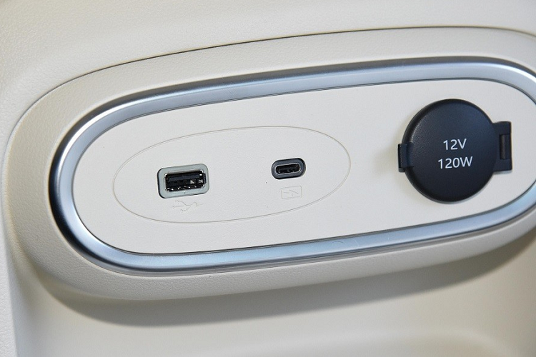 Sự thay đổi này giúp thương hiệu Ora có thể lắp đặt sạc không dây mới vào giữa 2 ghế trước. Ngoài ra, mẫu ô tô điện này còn có thêm cổng USB Type C dành cho hàng ghế trước.