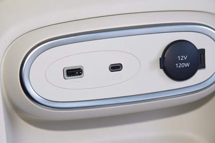 Sự thay đổi này giúp thương hiệu Ora có thể lắp đặt sạc không dây mới vào giữa 2 ghế trước. Ngoài ra, mẫu ô tô điện này còn có thêm cổng USB Type C dành cho hàng ghế trước.