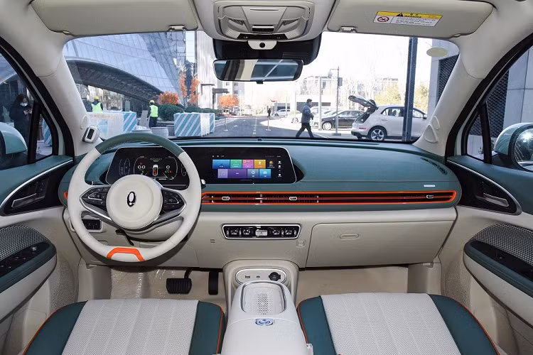 Những trang bị còn lại của Ora Good Cat 2023 được bê nguyên từ phiên bản cũ sang như vô lăng, màn hình nằm độc lập trên mặt táp-lô, kết hợp giữa bảng đồng hồ kỹ thuật số và màn hình cảm ứng trung tâm, cửa gió điều hòa kéo dài hay các phím chỉnh điều hòa mạ crôm. Thêm vào đó là hệ thống định vị, hệ thống kết nối WiFi, điều khiển bằng giọng nói và cập nhật phần mềm qua WiFi.