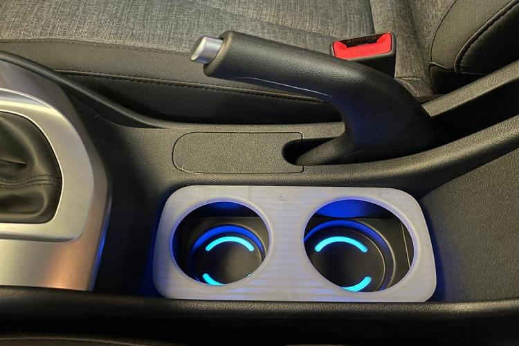 Ngoài ra, Hyundai Stargazer 2023 tại Indonesia còn có những trang bị an toàn tiêu chuẩn như 2 túi khí, cảnh báo áp suất lốp, cân bằng điện tử, hệ thống chống bó cứng phanh ABS và phân phối lực phanh điện tử EBD. Chỉ bản cao cấp nhất mới có 6 túi khí và gói công nghệ an toàn chủ động Hyundai SmartSense, bao gồm cảnh báo tiền va chạm, cảnh báo người lái mất tập trung, hỗ trợ giữ làn đường, bám làn đường, tránh va chạm vì điểm mù, tránh va chạm phương tiện cắt ngang khi lùi