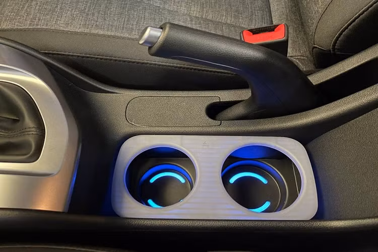 Ngoài ra, Hyundai Stargazer 2023 tại Indonesia còn có những trang bị an toàn tiêu chuẩn như 2 túi khí, cảnh báo áp suất lốp, cân bằng điện tử, hệ thống chống bó cứng phanh ABS và phân phối lực phanh điện tử EBD. Chỉ bản cao cấp nhất mới có 6 túi khí và gói công nghệ an toàn chủ động Hyundai SmartSense, bao gồm cảnh báo tiền va chạm, cảnh báo người lái mất tập trung, hỗ trợ giữ làn đường, bám làn đường, tránh va chạm vì điểm mù, tránh va chạm phương tiện cắt ngang khi lùi