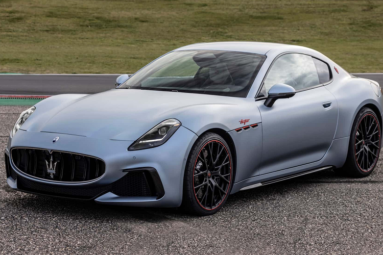 Đặc biệt, nếu tìm kiếm sự đặc biệt hơn nữa, hãng xe thể thao sang trọng đến từ Ý còn sẵn sàng bán Maserati GranTurismo Prima 75th Anniversary Launch Edition - phiên bản kỷ niệm 75 năm dòng xe này. Cái tên khá dài để nhắc đến chiếc xe grand tourer sản xuất giới hạn.