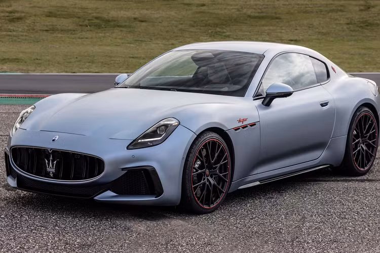 Đặc biệt, nếu tìm kiếm sự đặc biệt hơn nữa, hãng xe thể thao sang trọng đến từ Ý còn sẵn sàng bán Maserati GranTurismo Prima 75th Anniversary Launch Edition - phiên bản kỷ niệm 75 năm dòng xe này. Cái tên khá dài để nhắc đến chiếc xe grand tourer sản xuất giới hạn.