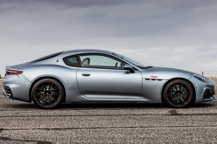 Bên trong cabin, chiếc grand tourer có ghế da hai tông màu GranTurismo Trofeo có đục lỗ thoát khí với logo thêu màu đỏ đặc biệt trên tựa đầu.