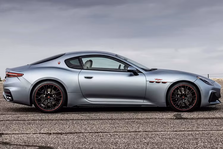 Bên trong cabin, chiếc grand tourer có ghế da hai tông màu GranTurismo Trofeo có đục lỗ thoát khí với logo thêu màu đỏ đặc biệt trên tựa đầu.