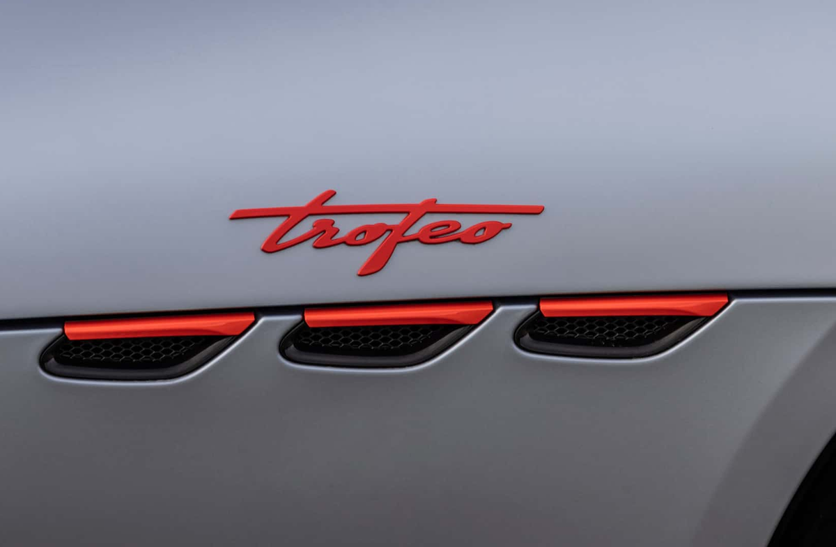 GranTurismo Prima được lấy cảm hứng kỷ niệm 75 năm những chiếc GranTurismo đầu tiên ra mắt, phiên bản đặc biệt sẽ kết hợp các tùy chọn riêng, không có sẵn như các bản đại trà. Ngoại thất GranTurismo Prima được hoàn thiện bằng màu Grigio Lamiera Matte, với các điểm nhấn bằng sợi carbon và logo biểu tượng kỷ niệm đặc biệt trang trí tại bánh xe và cốp.