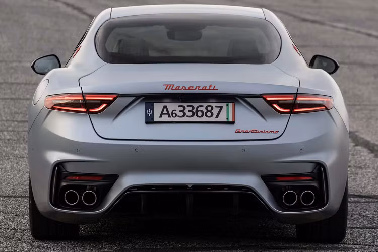 Bảng điều khiển bọc da màu đen cao cấp với đường chỉ khâu màu đỏ tương phản. Chất liệu và cách phối tương tự cũng xuất hiện tại bảng điều khiển trung tâm. Phần dưới của bảng điều khiển có phần trang trí màu trắng kéo dài đến các tấm cửa.