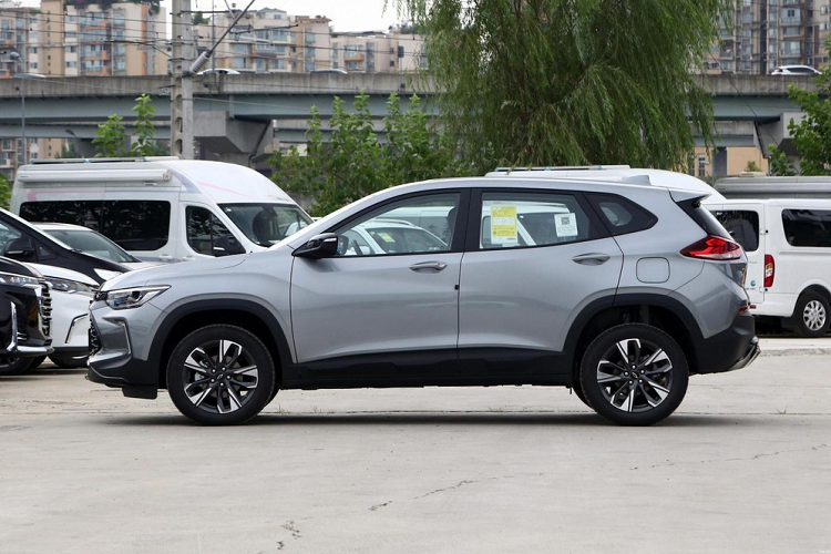 Vì thế, việc Chevrolet Tracker ra mắt vào năm 2019 đã khiến khách hàng Việt tiếc vì không thể sở hữu được 1 trong các xe SUV hạng B có giá bán hấp dẫn, cũng như thiết kế vô cùng đẹp mắt. Vì thế, trong bài viết hôm nay, chúng tôi sẽ đưa bạn đọc tìm hiểu chi tiết về Chevrolet Tracker qua phiên bản cao và mạnh nhất RS đời 2023 vừa mới ra mắt.