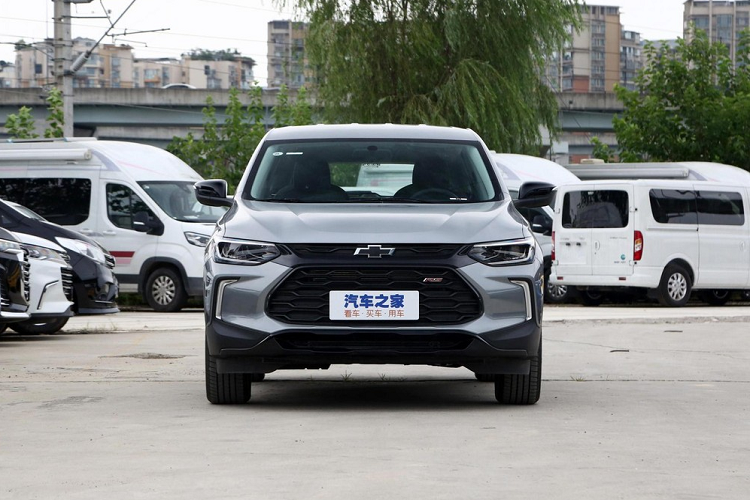 Trax đã không mấy thành công, sở dĩ người tiêu dùng trong nước không thể có sự phục vụ của Chevrolet Tracker là vì vào năm 2018, trước năm hãng xe Chevrolet ra mắt Tracker họ đã rời khỏi thị trường Việt Nam, bàn giao các công nghệ từ nhà máy để đại lý ủy quyền cho VinFast.