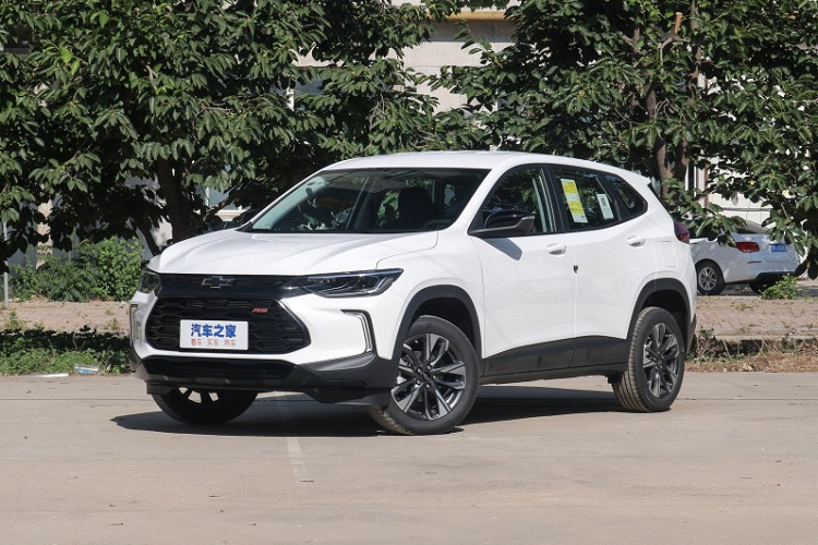 Nhìn xuống dưới, chúng ta dễ nhận ra xe còn có hốc gió trung tâm rộng hơn. Điểm ấn tượng tiếp theo của chiếc SUV hạng B Chevrolet Tracker RS 2023 chính là việc xe sở hữu cụm đèn pha LED góc cạnh, phải nói là đẹp nhất trong các mẫu xe Chevrolet, đèn pha này còn tích hợp dải đèn LED định vị ban ngày hình chữ "L", cuối cùng, còn có đèn định vị chữ L ở 2 bên đầu xe.