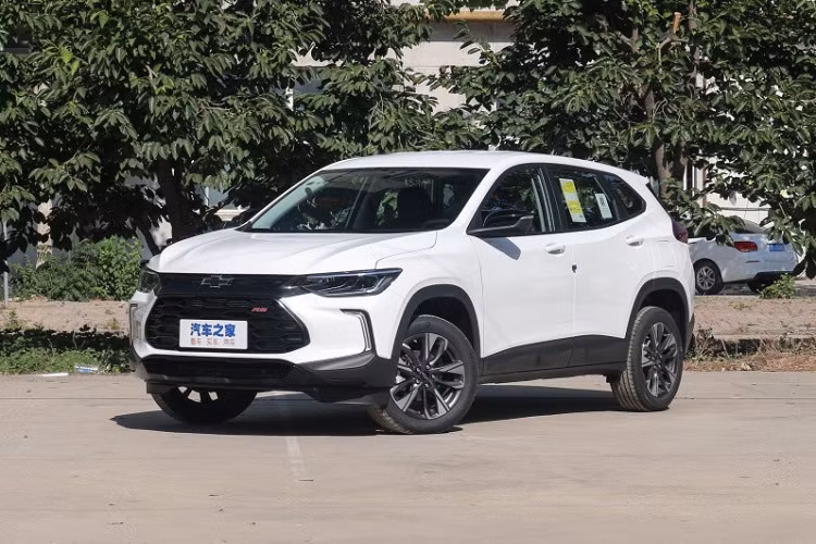 Nhìn xuống dưới, chúng ta dễ nhận ra xe còn có hốc gió trung tâm rộng hơn. Điểm ấn tượng tiếp theo của chiếc SUV hạng B Chevrolet Tracker RS 2023 chính là việc xe sở hữu cụm đèn pha LED góc cạnh, phải nói là đẹp nhất trong các mẫu xe Chevrolet, đèn pha này còn tích hợp dải đèn LED định vị ban ngày hình chữ "L", cuối cùng, còn có đèn định vị chữ L ở 2 bên đầu xe.