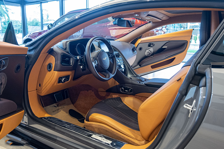 Không gian nội thất kết hợp giữa màu nâu đậm chủ đạo và màu nâu da bò nhạt. Một số chi tiết được ốp sợi carbon như bảng điều khiển trung tâm, lưng ghế… Phía sau vô-lăng là màn hình LCD 12 inch, trong khi màn hình trung tâm có kích thước 8 inch. Xe được trang bị hệ thống âm thanh cao cấp Bang &amp; Olufsen. 