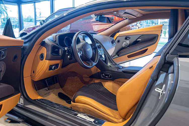 Không gian nội thất kết hợp giữa màu nâu đậm chủ đạo và màu nâu da bò nhạt. Một số chi tiết được ốp sợi carbon như bảng điều khiển trung tâm, lưng ghế… Phía sau vô-lăng là màn hình LCD 12 inch, trong khi màn hình trung tâm có kích thước 8 inch. Xe được trang bị hệ thống âm thanh cao cấp Bang &amp; Olufsen. 