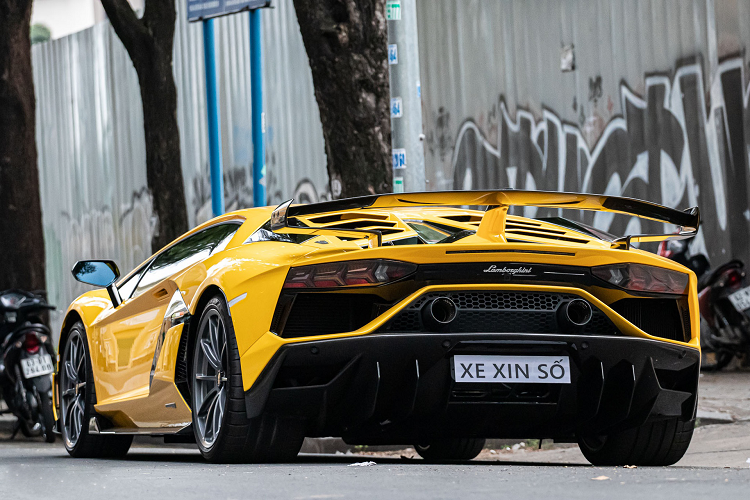 Cung cấp sức mạnh cho “siêu bò” là động cơ V12 hút khí tự nhiên 6.5L, cho ra công suất 761 mã lực cùng 720Nm mô-men xoắn, đi kèm hệ dẫn động bốn bánh và hộp số ISR 7 cấp. Aventador SVJ có thể tăng tốc từ 0-100km/h trong 2,8 giây trước khi đạt vận tốc tối đa 350km/h. 