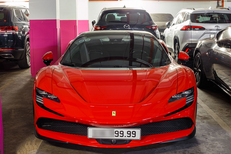 Tâm điểm của dàn siêu xe trăm tỷ của đại gia Sài Gòn là chiếc Ferrari SF90 màu đỏ mang biển số tứ quý 9. Đặc biệt hơn, chiếc SF90 này thuộc bản Spider (mui trần) và cũng là chiếc đầu tiên có mặt ở nước ta – trước khi chiếc SF90 Spider của Cường Đô la cập bến. Giá trị sau thuế của Ferrari SF90 ước tính khoảng 50 tỷ đồng.