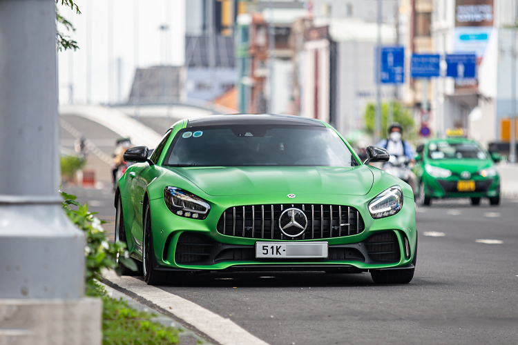 Cuối cùng là chiếc Mercedes-AMG GT R nổi bật không kém nhờ nước sơn màu xanh lá bề mặt nhám có tên Designo Green Hell Magno. Xe này lại là chiếc GT R bản thường đầu tiên được nhập khẩu bởi đơn vị tư nhân, khác với chiếc của ông Đặng Lê Nguyên Vũ có màu tương tự đưa về bởi nhà phân phối chính hãng. 