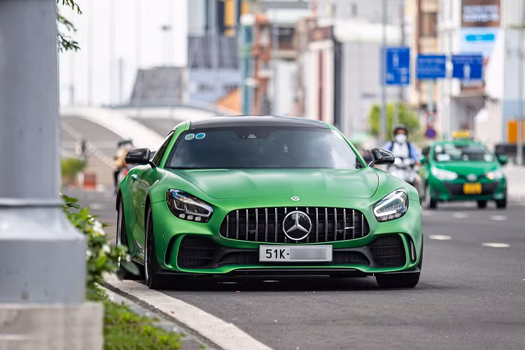Cuối cùng là chiếc Mercedes-AMG GT R nổi bật không kém nhờ nước sơn màu xanh lá bề mặt nhám có tên Designo Green Hell Magno. Xe này lại là chiếc GT R bản thường đầu tiên được nhập khẩu bởi đơn vị tư nhân, khác với chiếc của ông Đặng Lê Nguyên Vũ có màu tương tự đưa về bởi nhà phân phối chính hãng. 
