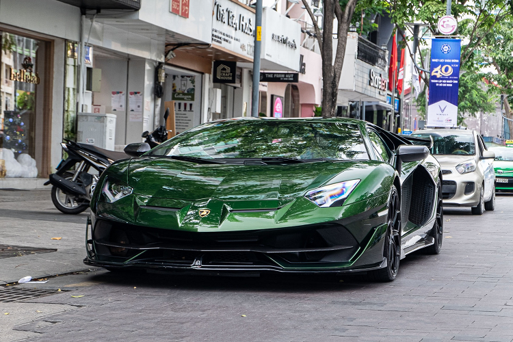 Chiếc Lamborghini Aventador SVJ còn lại cũng độc lạ không kém khi xe sở hữu màu sơn Verde Ermes, được chủ nhân cũ đặt riêng thông qua bộ phận cá nhân hóa Ad Personam của thương hiệu siêu xe Italy. Xe cũng có tùy chọn nhiều chi tiết bằng sợi carbon như ốp gương chiếu hậu, ốp hốc gió động cơ, líp sườn, nắp động cơ. 