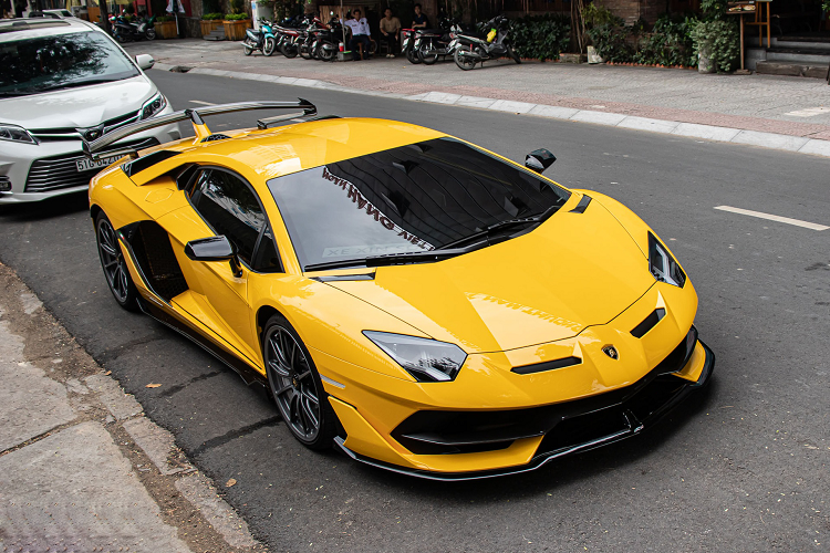 Hai chiếc siêu xe khác nằm trong bộ sưu tập xe “khủng” này là Lamborghini Aventador SVJ. Đây là chiếc SVJ thứ hai về Việt Nam. Xe có ngoại thất màu vàng bóng, được nâng cấp gói độ Novitec ở ngoại thất. Ngoài ra, hệ thống ống xả đã nâng cấp lên loại BRE (Brooke Race Exhaust). 