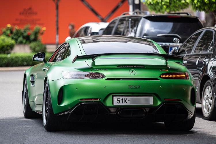 Bên dưới nắp động cơ là khối động cơ V8 4.0 lít tăng áp kép, kết hợp với hộp số ly hợp kép 7 cấp và hệ dẫn động cầu sau. Cỗ máy này sản sinh sức mạnh 585 mã lực, 700Nm lực kéo. Nhờ đó, chiếc siêu xe có thể đạt 100km/h từ vị trí đứng yên trong thời gian 3,6 giây cùng vận tốc tối đa ở mức 318km/h. 