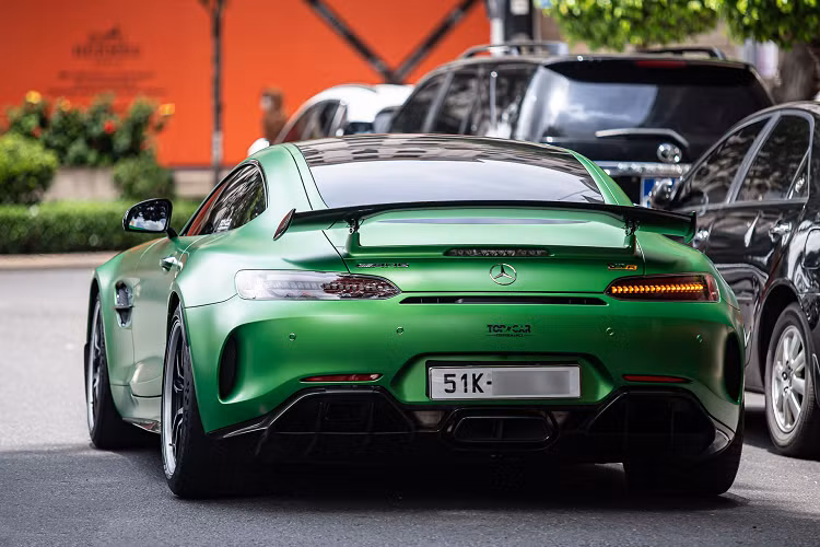 Bên dưới nắp động cơ là khối động cơ V8 4.0 lít tăng áp kép, kết hợp với hộp số ly hợp kép 7 cấp và hệ dẫn động cầu sau. Cỗ máy này sản sinh sức mạnh 585 mã lực, 700Nm lực kéo. Nhờ đó, chiếc siêu xe có thể đạt 100km/h từ vị trí đứng yên trong thời gian 3,6 giây cùng vận tốc tối đa ở mức 318km/h. 