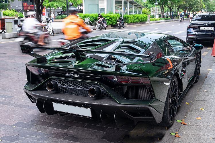 Chỉ 900 chiếc Aventador SVJ bản Coupe (mui cứng) được xuất xưởng. Do đó, dòng xe này ngày càng được săn đón, đặc biệt từ khi hãng siêu xe Ý chuyển sang dòng xe mới sử dụng hệ truyền động hybrid. 