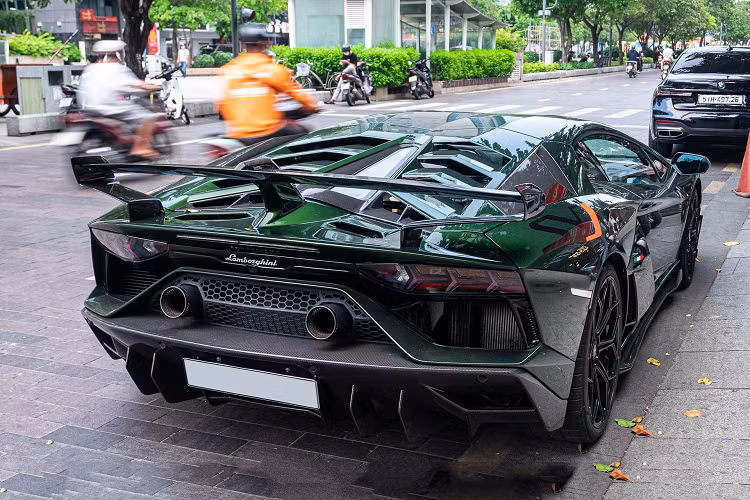 Chỉ 900 chiếc Aventador SVJ bản Coupe (mui cứng) được xuất xưởng. Do đó, dòng xe này ngày càng được săn đón, đặc biệt từ khi hãng siêu xe Ý chuyển sang dòng xe mới sử dụng hệ truyền động hybrid. 