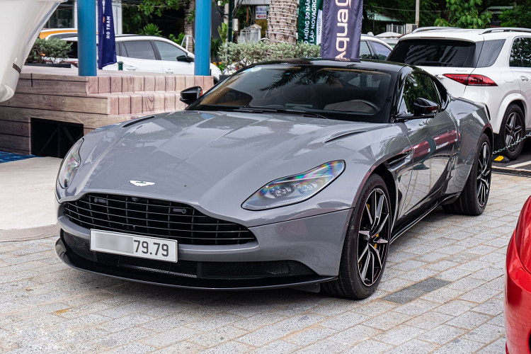 Ngoài chiếc siêu xe biển tứ quý 9, vị đại gia siêu xe Sài thành còn sở hữu một chiếc xe thể thao Aston Martin DB11 mang biển 79.79 được quan niệm là “thần tài lớn”. Xe có giá bán hơn 17 tỷ đồng, từng thuộc sở hữu của tập đoàn Novaland. DB11 sử dụng động cơ V8 4.0L tăng áp kép, sản sinh công suất tối đa 503 mã lực và mô-men xoắn 675Nm, giúp xe bứt tốc 0-100km/h trong 4 giây. 