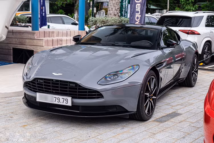 Ngoài chiếc siêu xe biển tứ quý 9, vị đại gia siêu xe Sài thành còn sở hữu một chiếc xe thể thao Aston Martin DB11 mang biển 79.79 được quan niệm là “thần tài lớn”. Xe có giá bán hơn 17 tỷ đồng, từng thuộc sở hữu của tập đoàn Novaland. DB11 sử dụng động cơ V8 4.0L tăng áp kép, sản sinh công suất tối đa 503 mã lực và mô-men xoắn 675Nm, giúp xe bứt tốc 0-100km/h trong 4 giây. 