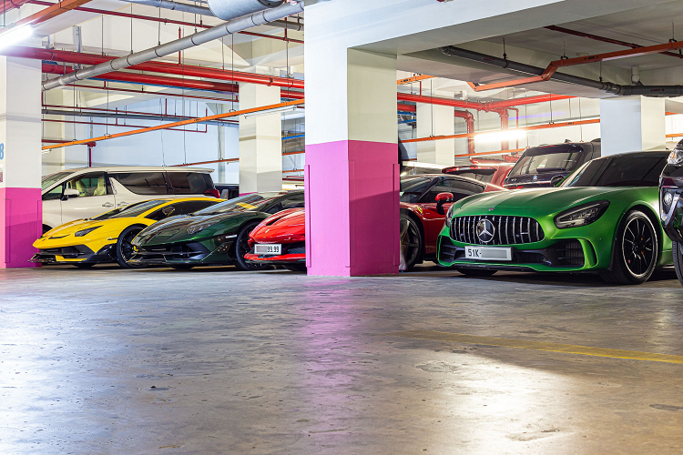 Bên cạnh những người chơi xe có tiếng tại Việt Nam như Minh Nhựa, Cường Đô la, Hoàng Kim Khánh hay ông Đặng Lê Nguyên Vũ, một số đại gia chịu chơi không kém nhưng ít xuất hiện trước truyền thông. Mới đây, dàn siêu xe trăm tỷ đồng của đại gia bí ẩn được bắt gặp trong tầng hầm một tòa nhà ở trung tâm TPHCM.