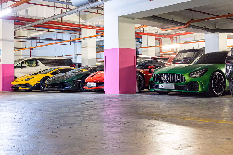 Bên cạnh những người chơi xe có tiếng tại Việt Nam như Minh Nhựa, Cường Đô la, Hoàng Kim Khánh hay ông Đặng Lê Nguyên Vũ, một số đại gia chịu chơi không kém nhưng ít xuất hiện trước truyền thông. Mới đây, dàn siêu xe trăm tỷ đồng của đại gia bí ẩn được bắt gặp trong tầng hầm một tòa nhà ở trung tâm TPHCM.