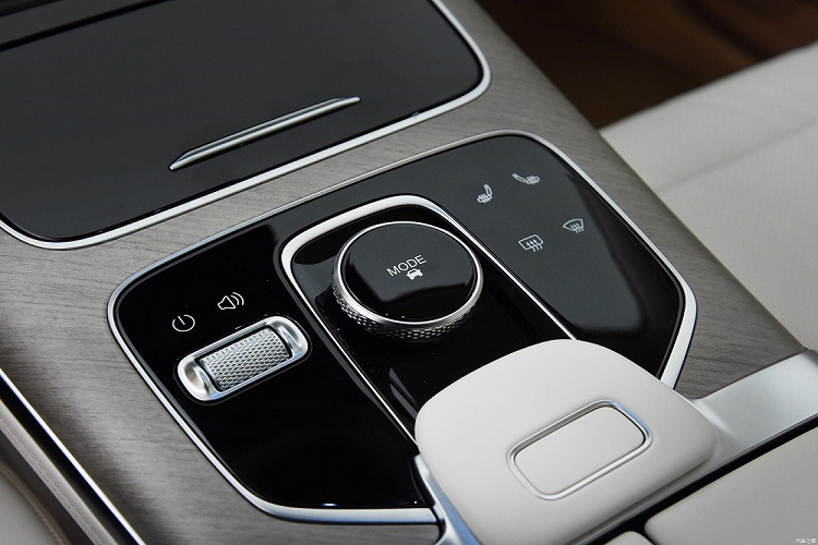 Bên cạnh đó là cần số nằm sau vô lăng theo phong cách xe Hyundai đời mới và cửa gió điều hòa hình chữ nhật. Trên cụm điều khiển trung tâm, xe có 2 sạc điện thoại thông minh, thanh cuộn bằng kim loại chỉnh âm lượng, nút cảm ứng chỉnh điều hòa và núm xoay chọn chế độ lái.