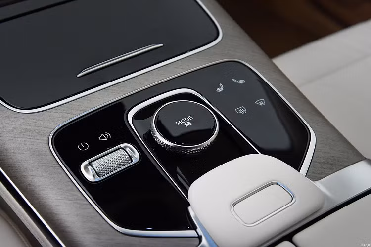 Bên cạnh đó là cần số nằm sau vô lăng theo phong cách xe Hyundai đời mới và cửa gió điều hòa hình chữ nhật. Trên cụm điều khiển trung tâm, xe có 2 sạc điện thoại thông minh, thanh cuộn bằng kim loại chỉnh âm lượng, nút cảm ứng chỉnh điều hòa và núm xoay chọn chế độ lái.