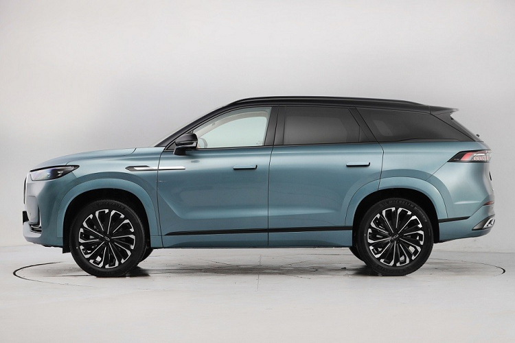 Bên ngoài, Jaecoo 9 được áp dụng ngôn ngữ thiết kế khá quen thuộc của hãng xe Chery. Ở khu vực đầu xe, mẫu SUV hạng trung này được trang bị lưới tản nhiệt lục giác cỡ lớn với những nan mạ crôm nằm dọc. Bên trong lưới tản nhiêt còn có logo "Jaecoo" của thương hiệu mới.