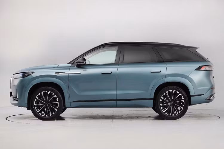 Bên ngoài, Jaecoo 9 được áp dụng ngôn ngữ thiết kế khá quen thuộc của hãng xe Chery. Ở khu vực đầu xe, mẫu SUV hạng trung này được trang bị lưới tản nhiệt lục giác cỡ lớn với những nan mạ crôm nằm dọc. Bên trong lưới tản nhiêt còn có logo "Jaecoo" của thương hiệu mới.