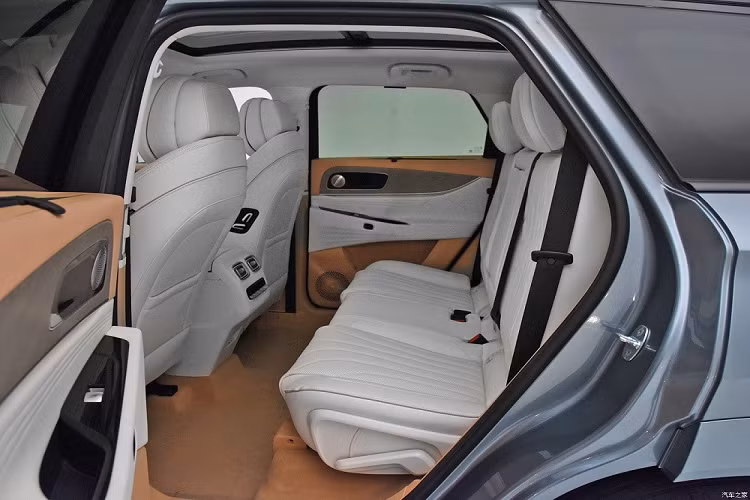 Ngoài ra, xe còn được trang bị chip Qualcomm Snapdragon 8155, hệ thống kết nối 5G, màn hình hiển thị thông tin kính lái HUD, hệ thống âm thanh Sony 14 loa, hệ thống đèn viền nội thất 255 màu theo phong cách thác nước và camera 360 độ. 