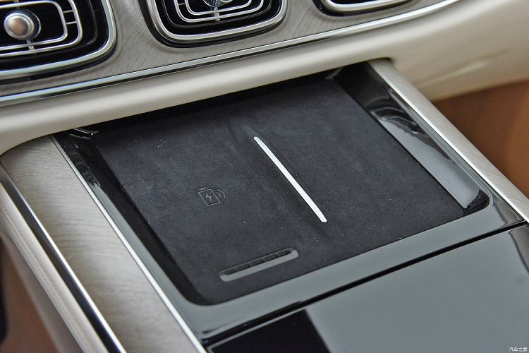 Hiện chưa rõ Jaecoo 9 sẽ được trang bị nội thất bao nhiêu chỗ ngồi. Trong khi đó, Chery Tiggo 9 có cả nội thất 5 chỗ và 7 chỗ. Ghế của xe được bọc da tạo cảm giác khá sang trọng. Dự kiến, Jaecoo 9 cũng sẽ dùng động cơ giống Chery Tiggo 9 ở Trung Quốc. Nếu đúng như vậy, xe sẽ được trang bị động cơ xăng 4 xi-lanh, tăng áp, dung tích 2.0L, tạo ra công suất tối đa 192 kW (khoảng 257 mã lực) và mô-men xoắn cực đại 400 Nm.