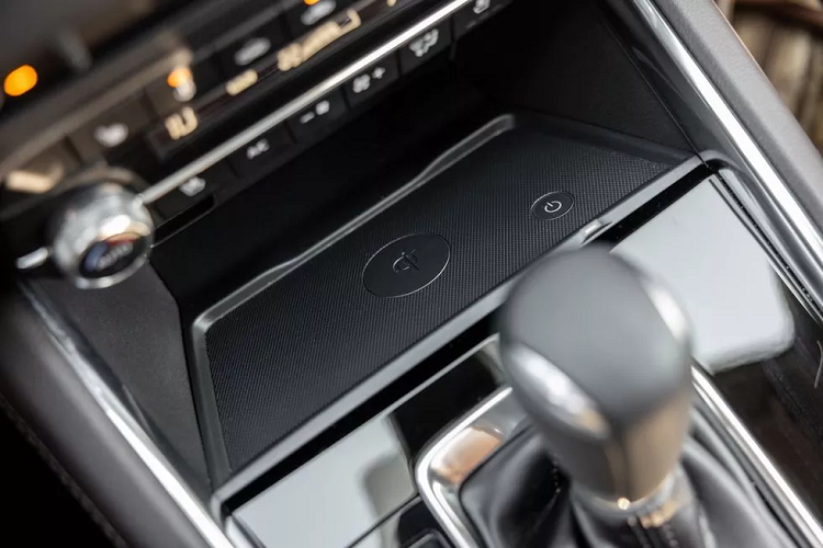 Giá bán Mazda CX-5 tại Việt Nam cho phiên bản cũ hiện đang dao động từ 739 – 922 triệu đồng. Tuy nhiên thời gian gần đây nhà phân phối đã phải giảm giá mạnh từ 100 – 137 triệu đồng để có thể thu hút được khách hàng trước tình hình ảm đạm của thị trường.