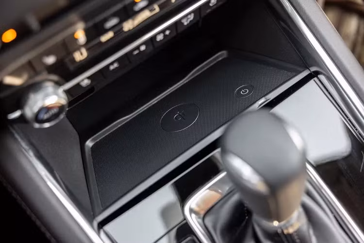 Giá bán Mazda CX-5 tại Việt Nam cho phiên bản cũ hiện đang dao động từ 739 – 922 triệu đồng. Tuy nhiên thời gian gần đây nhà phân phối đã phải giảm giá mạnh từ 100 – 137 triệu đồng để có thể thu hút được khách hàng trước tình hình ảm đạm của thị trường.