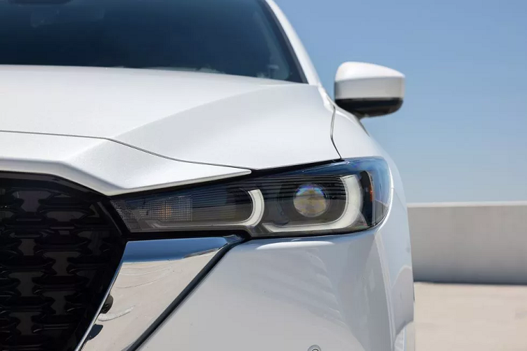 Thay đổi đáng chú ý và dễ nhận diện nhất đến từ cụm đèn chiếu sáng với đèn định vị làm liên tưởng đến những mẫu xe BMW, đèn hậu phía sau được vuốt mỏng và cũng có thiết kế mới tương tự đèn pha.