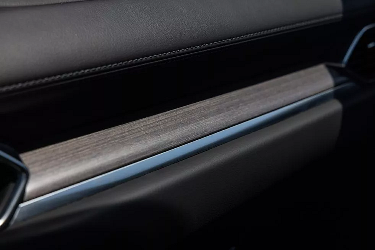 Về trang bị an toàn, Mazda CX-5 2023 được bổ sung thêm tính năng Cruising &amp; Traffic Support cho gói an toàn cao cấp i-Activsense. Tính năng này cho phép xe tự động phanh/tăng tốc để duy trì khoảng cách với xe phía trước ở tốc độ thấp.