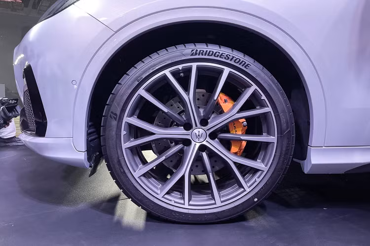 Bên ngoài, ngoại thất của xe được thừa hưởng DNA của những dòng xe Maserati khác với các đường nét thiết kế tinh tế, sang trọng nhưng không kém phần cơ bắp. Phía trước, lưới tản nhiệt được thiết kế nhỏ hơn so với Levante và cụm đèn chiếu sáng thế hệ mới cũng đặt cao hơn, tách rời.