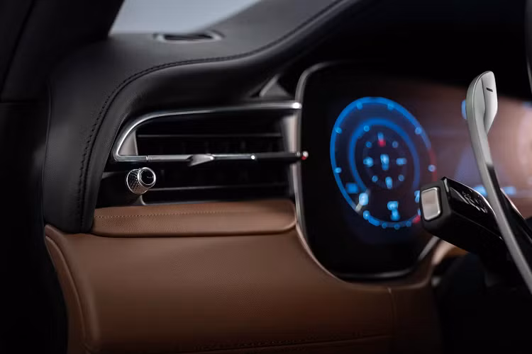 Các phiên bản của Maserati Grecale đều có 4 chế độ lái gồm Comfort, GT, Sport và Off-Road. Phiên bản hiệu suất cao Trofeo có thêm chế độ lái Corsa với các hệ thống kiểm soát động lực và hệ thống kiểm soát khung gầm giúp chiếc xe vận hành tối ưu hơn.