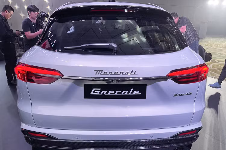 Đối thủ chính của mẫu SUV này Porsche Macan cũng như BMW X3 M. Xe có kích thước dài rộng cao có thông số lần lượt 4.846 x 1.948 x 1.667 mm, trục cơ sở 2.901 mm. Maserati Grecale bản SUV có dáng vóc khá giống với những chiếc coupé thể thao, trọng tâm xe được hạ thấp và nằm trong phân khúc SUV cỡ nhỏ sang trọng.