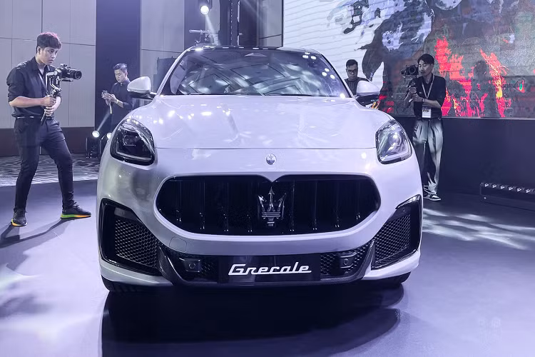  Maserati Grecale 2023 mới đã chính thức được ra mắt thị trường Việt Nam với 3 phiên bản là Grecale GT, Grecale Modena và Grecale Trofeo. Bên cạnh đó, phiên bản Grecale Folgore chạy điện cũng sẽ được giới thiệu trong tương lai. Mẫu SUV cỡ trung này có giá bán lần lượt là 4,2 tỷ đồng, 5,068 tỷ đồng và 7,539 tỷ đồng. 