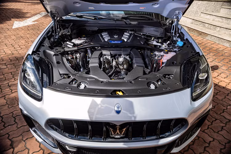 Tại Việt Nam, đối thủ chính của Maserati Grecale sẽ là Porsche Macan. Bỏ qua yếu tố thương hiệu, có thể nói Grecale sẽ là một lựa chọn có phần nhỉnh hơn so với đối thủ đến từ Đức khi muốn mua một chiếc Macan, bạn phải bỏ thêm vài trăm triệu đồng mua thêm tùy chọn.