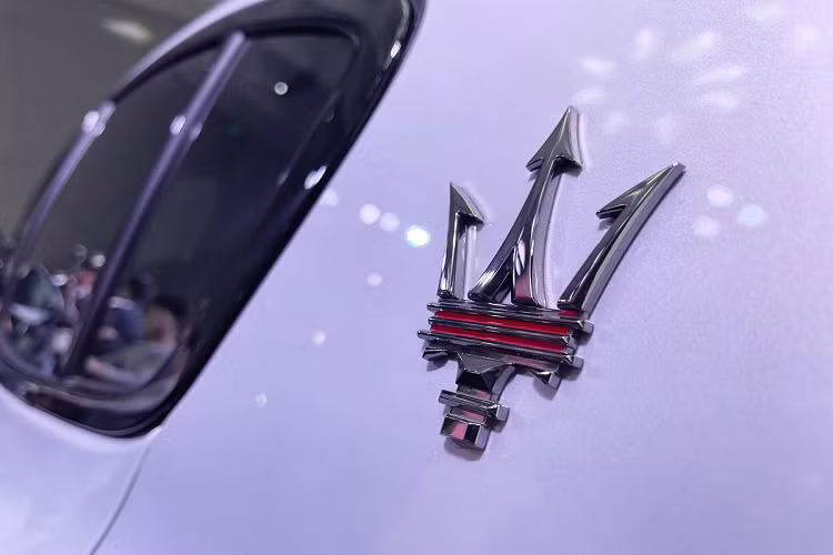 Về phần hiệu năng, Maserati Grecale bán ra tại Việt Nam với hai tùy chọn động cơ. Đầu tiên là động cơ i4 2.0L tăng áp Mild Hybrid dành cho phiên bản GT và Modena. Động cơ này cung cấp cho Grecale GT 300 mã lực và Grecale Modena 330 mã lực. Sức mạnh được truyền đến cả bốn bánh xe thông qua hộp số ZF 8 cấp.