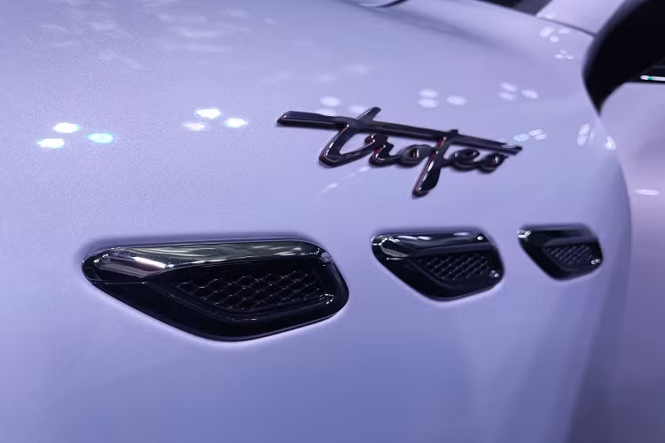 Nội thất của xe có giao diện hiện đại với đồng hồ lái điện tử cùng màn hình trung tâm đồng kích thước 12.3 inch, màn hình phụ 8.8 inch hỗ trợ các tính năng phụ và màn hình thứ ba cho hàng ghế sau. Ngoài ra xe còn có trợ thủ hỗ trợ thông qua hệ thống điều khiển giọng nói.