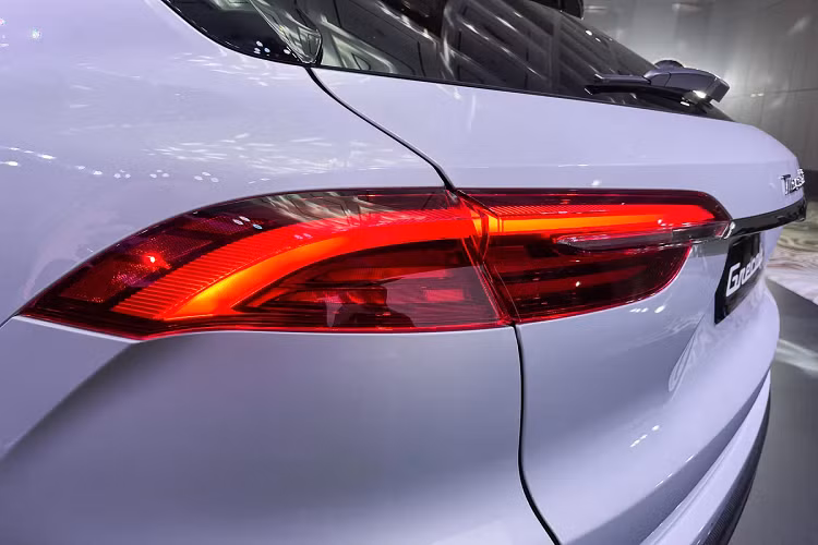 Động cơ thứ hai là động cơ V6 Nettuno, dung tích 3.5L tương tự siêu xe MC20. Khối động cơ này mang đến cho xe sức mạnh 530 mã lực. Theo công bố xe chỉ mất 3.8 giây để tăng tốc từ 0-100 km/h. 